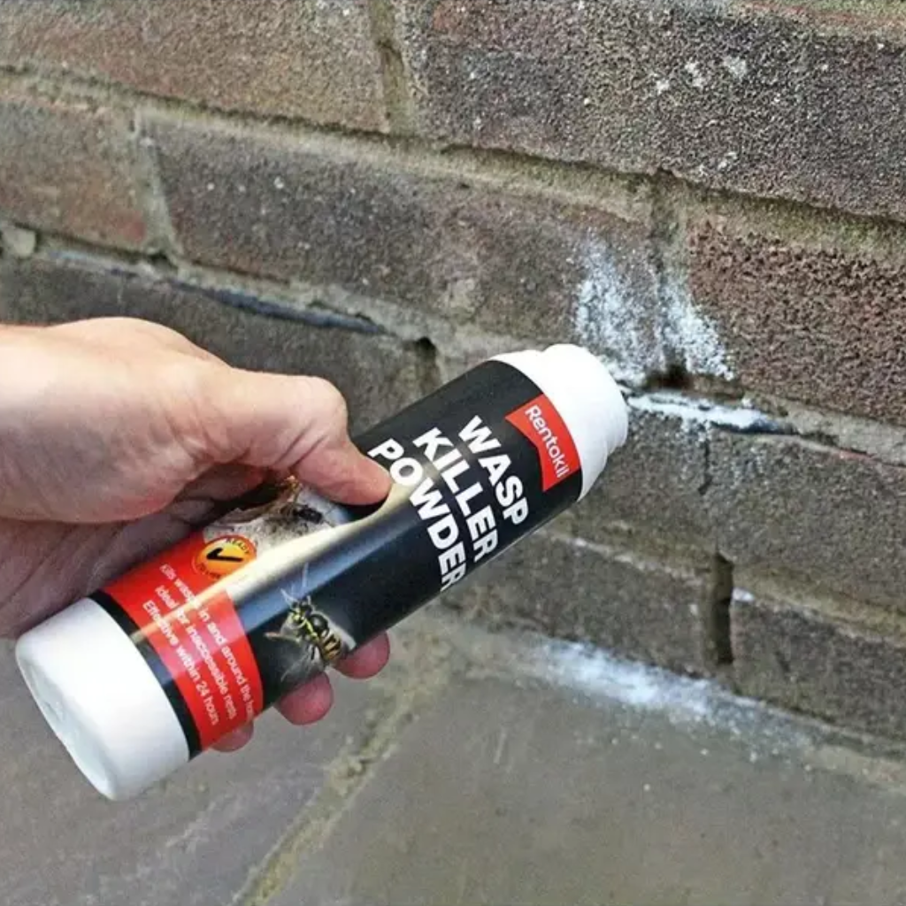 Rentokil Wasp and Nest Killer Powder 300g - In Use